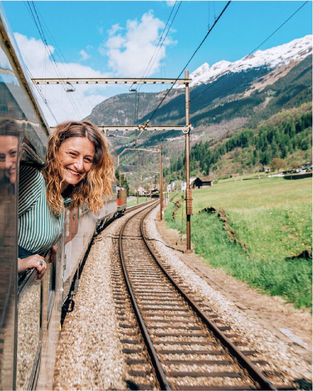 Elisa affacciata dal finestrino di un treno